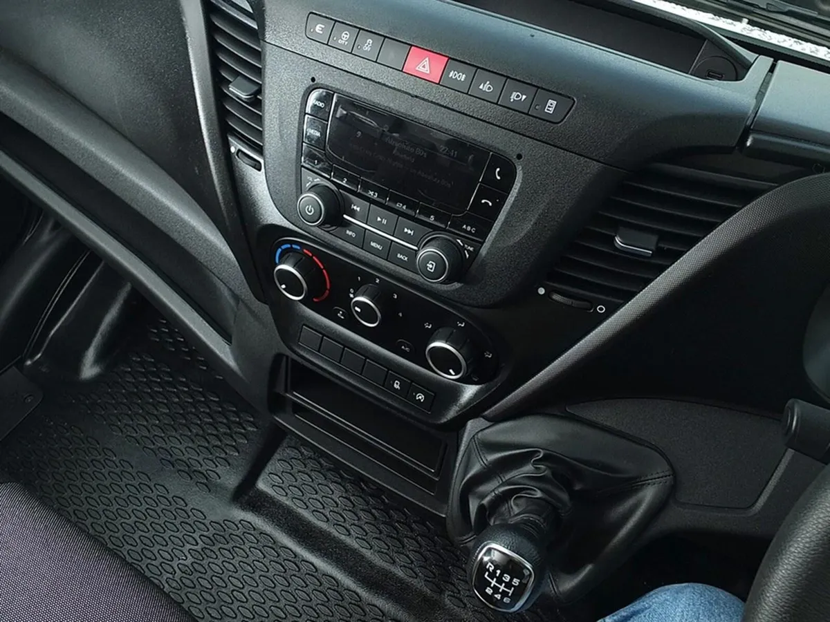 2024 Iveco Daily Medium Roof Panel Van - Image 4