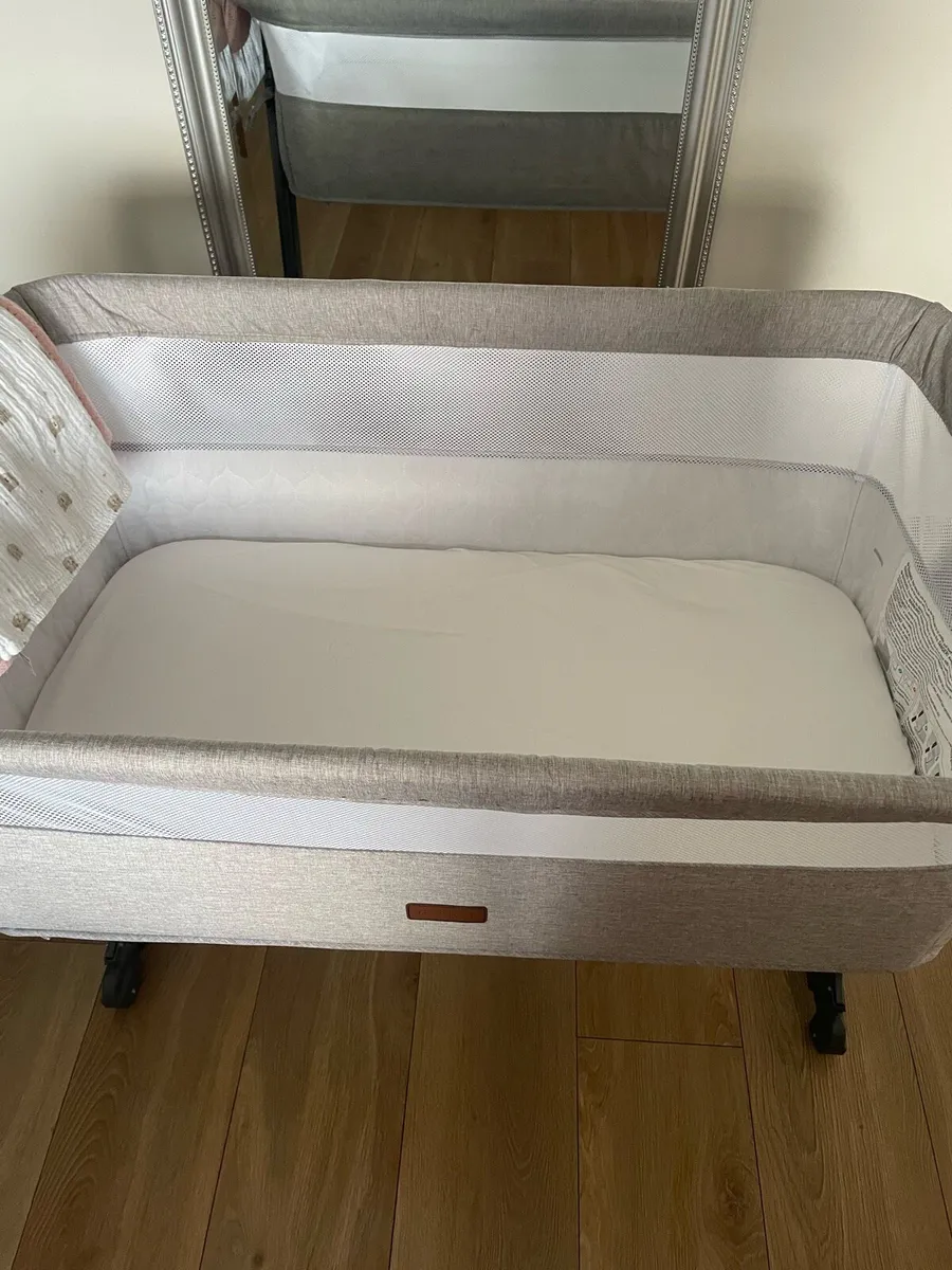 Bedside crib - Image 1