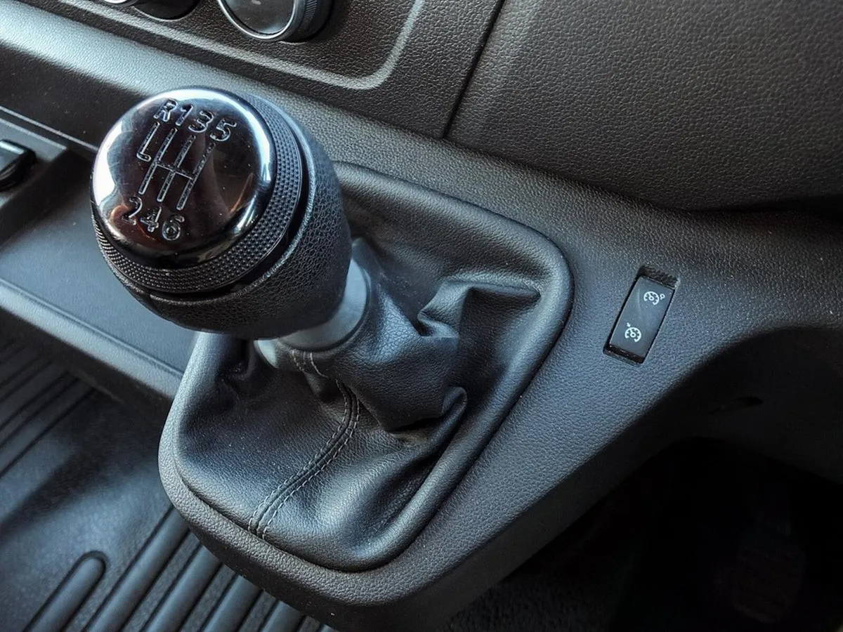 2022 Nissan Interstar Medium Roof Panel Van - Image 4