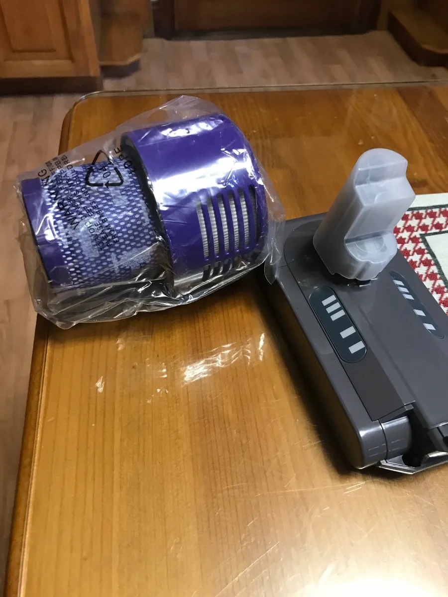 Genuine Dyson battery for V10 Hoover & filter - Image 2