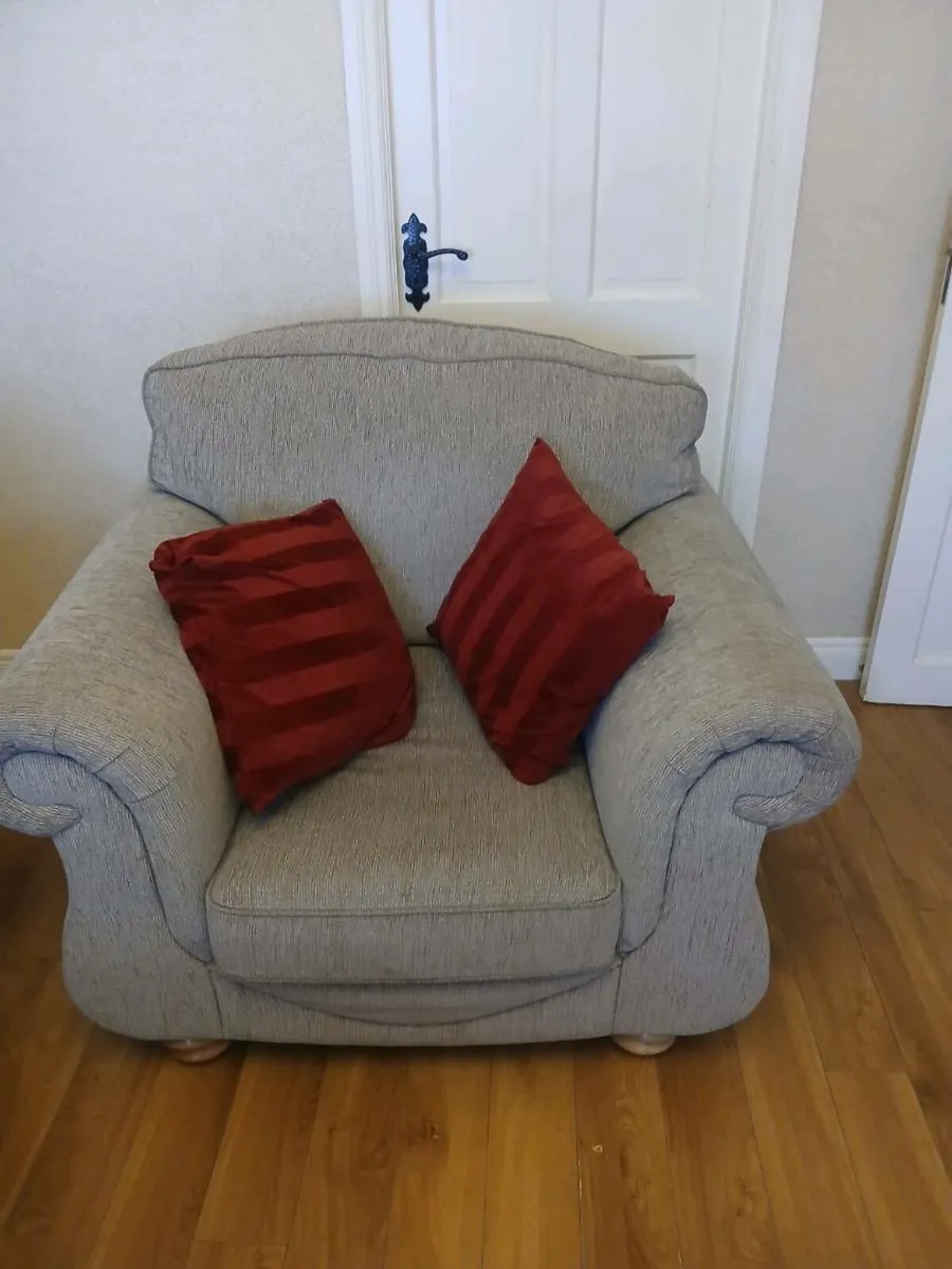 Couch/Chairs fr sale - Image 4