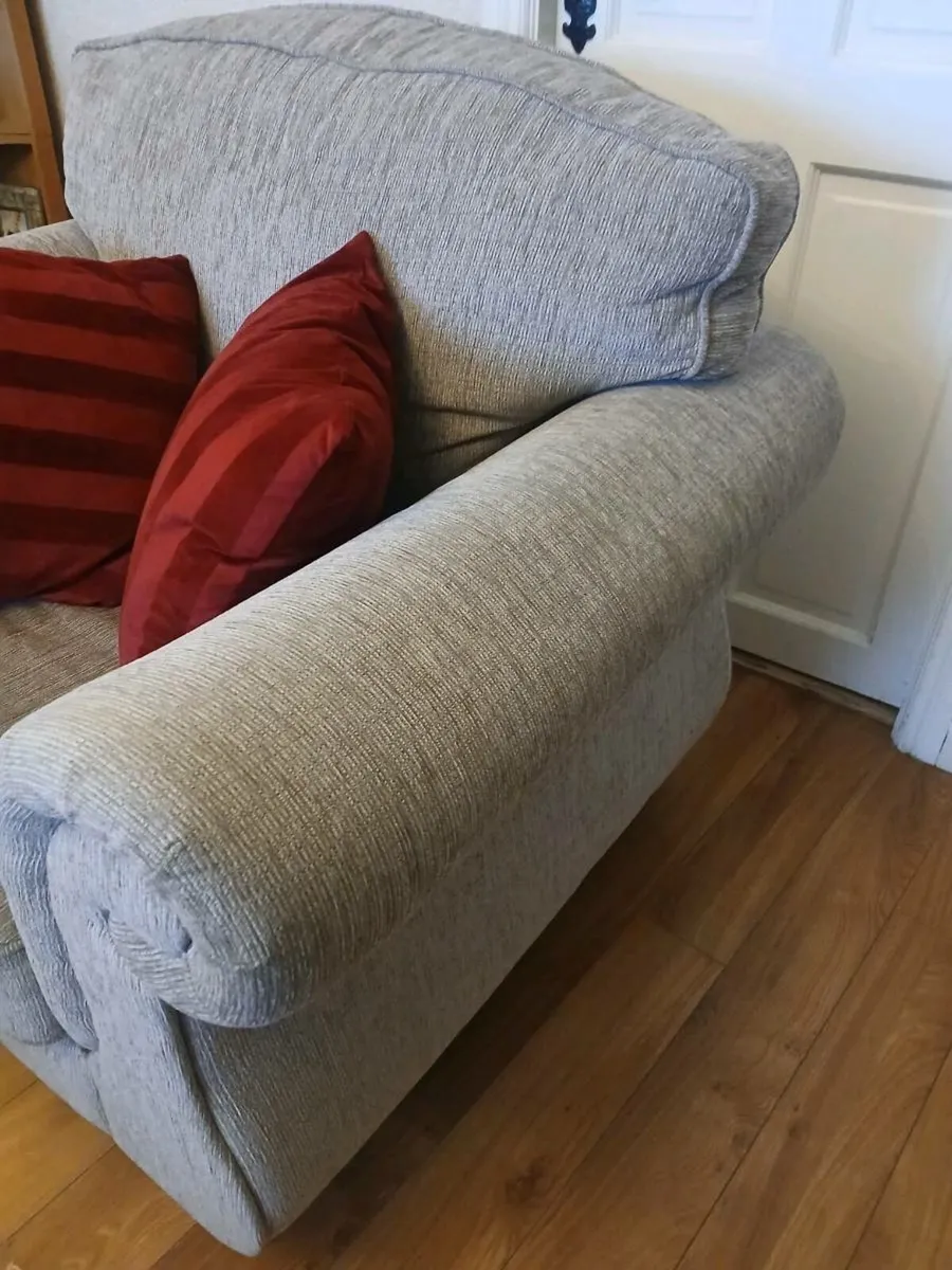 Couch/Chairs fr sale - Image 2