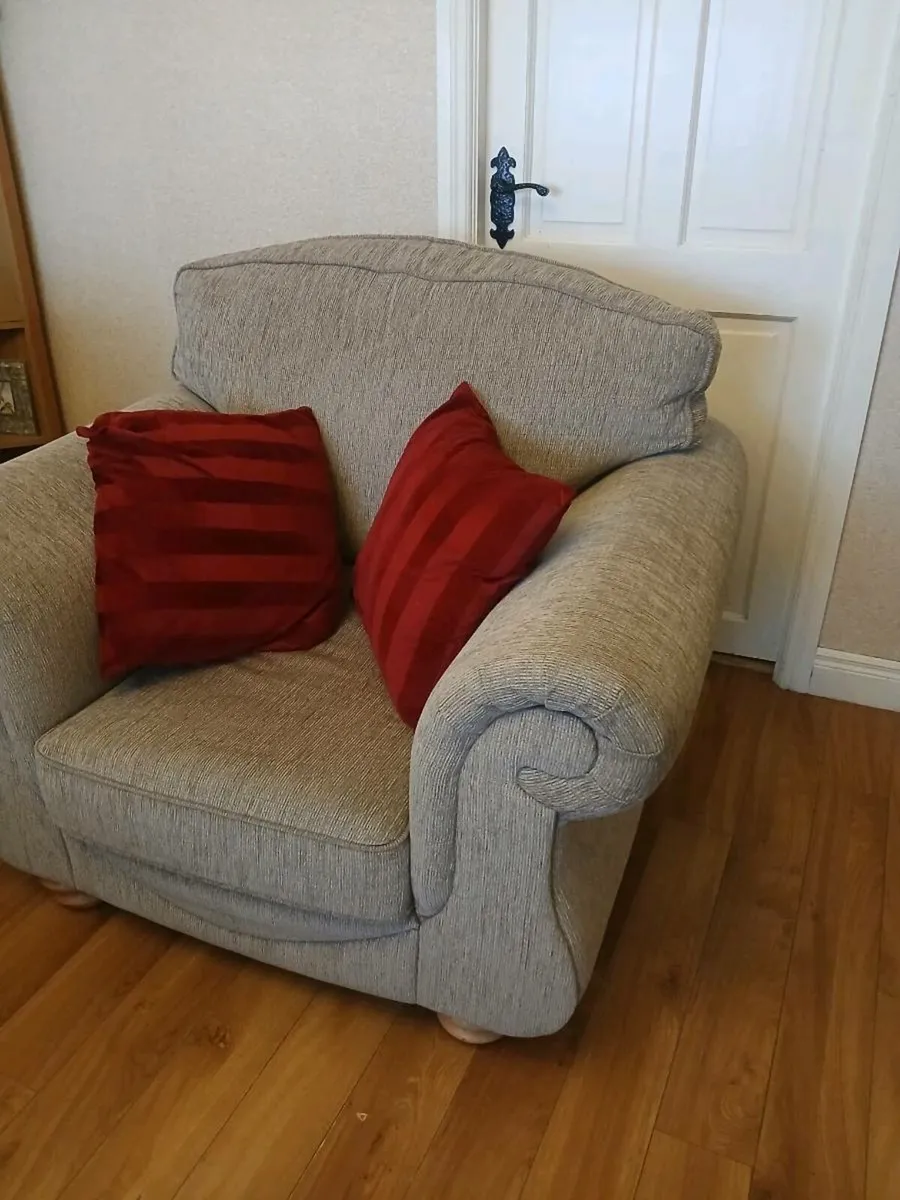 Couch/Chairs fr sale - Image 3