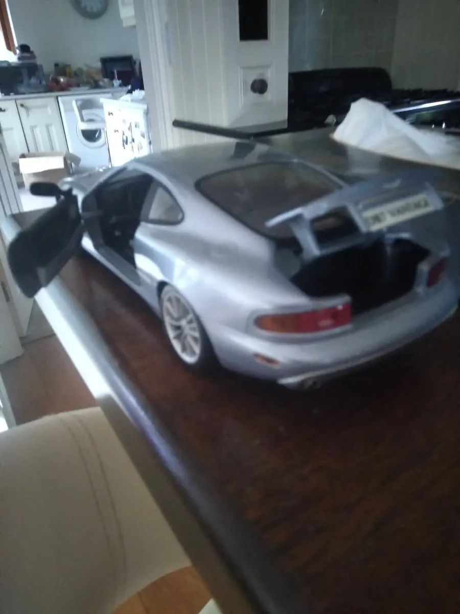 1,18 Diecast Aston Martin - Image 4