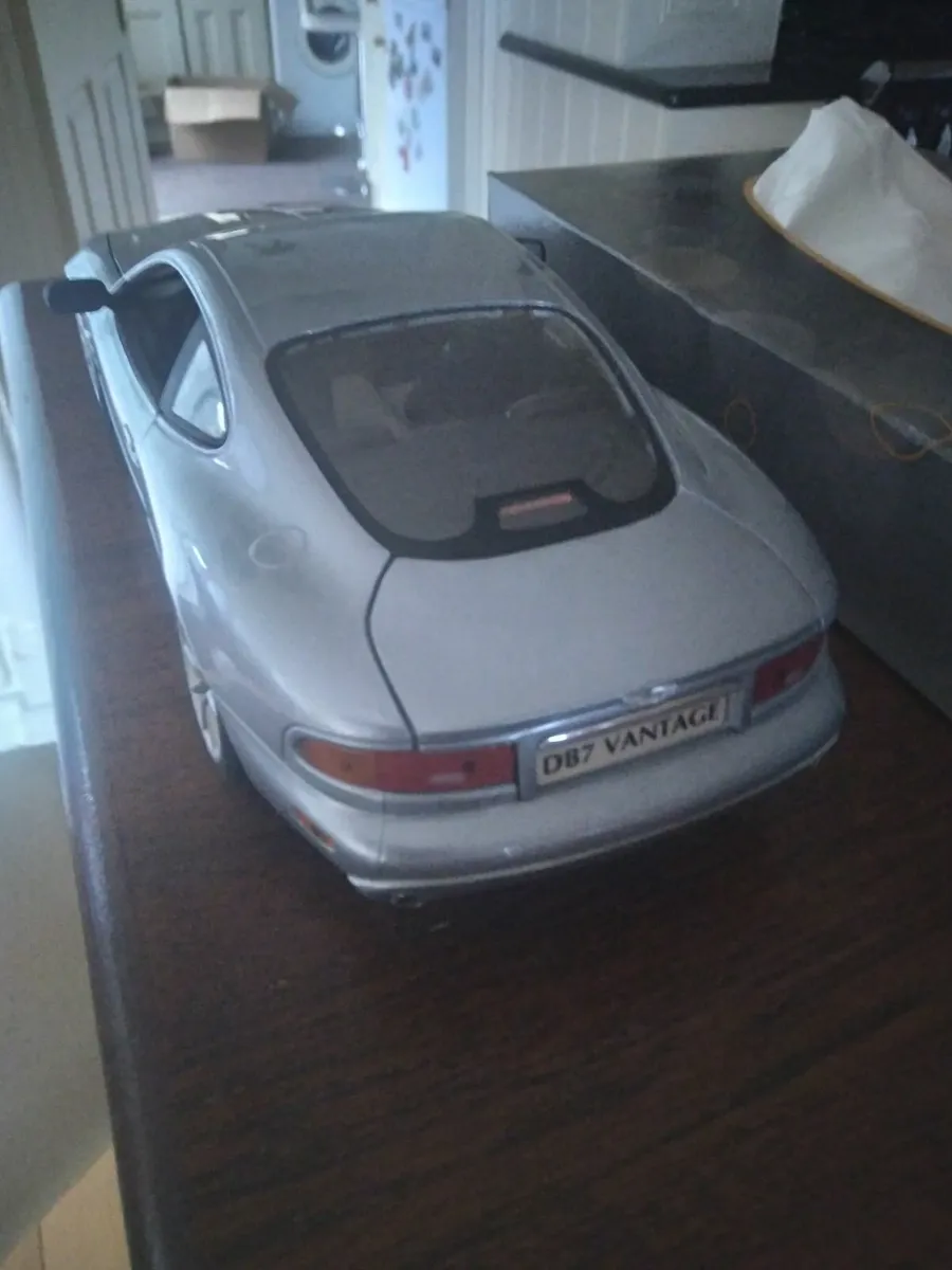1,18 Diecast Aston Martin - Image 3