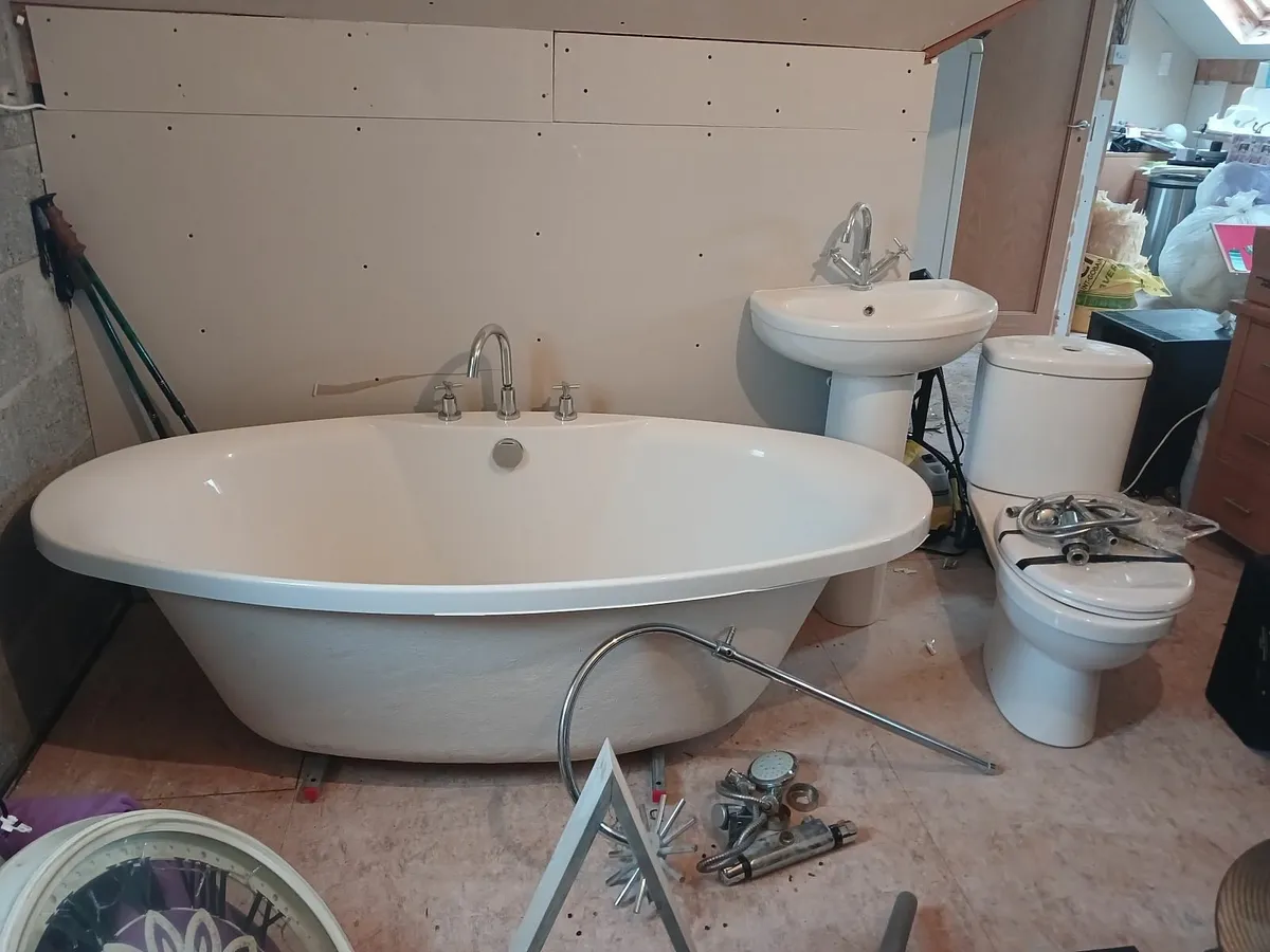 bathroom suite - Image 1