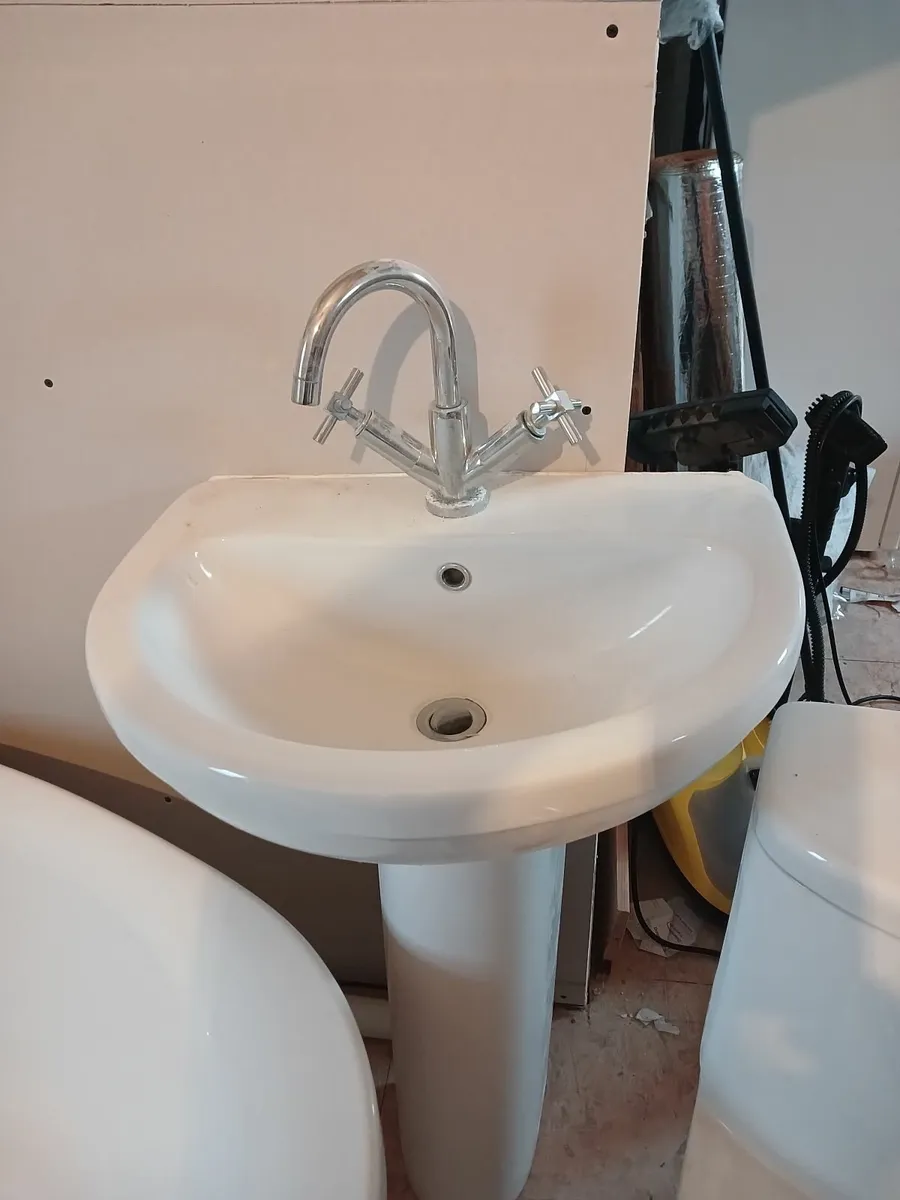 bathroom suite - Image 3