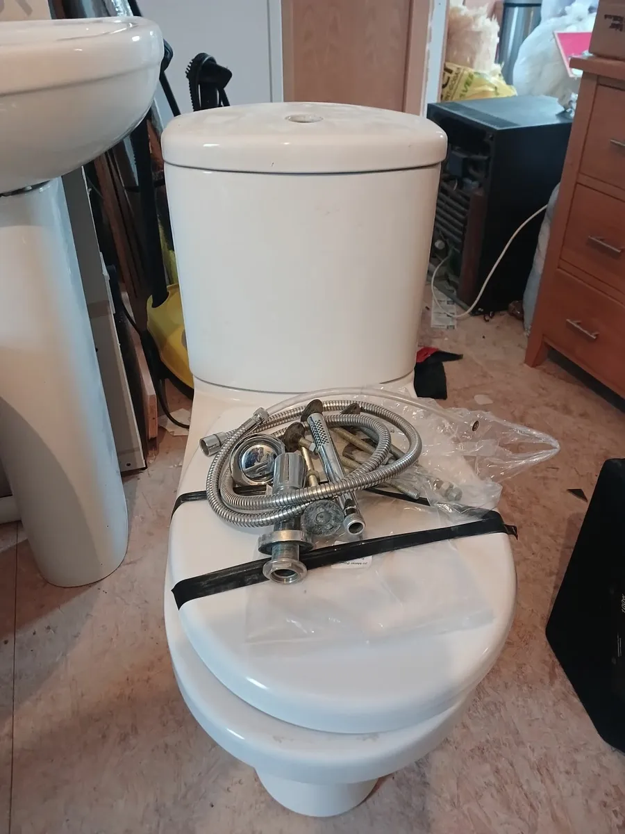 bathroom suite - Image 4