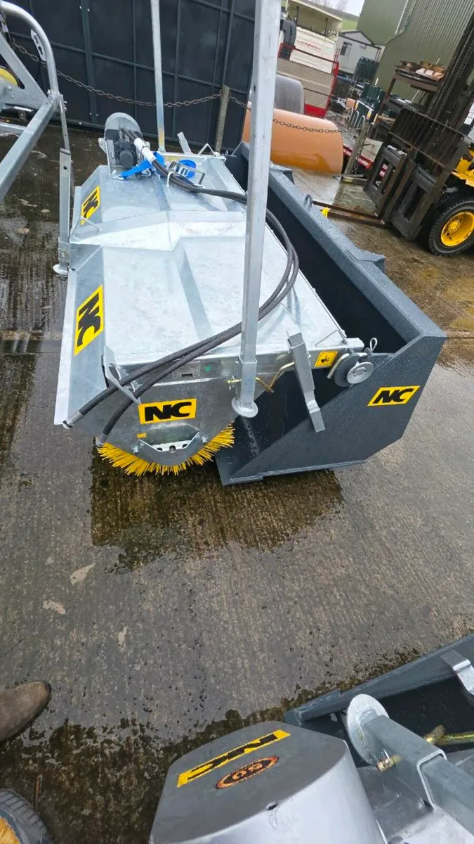 New NC Bucket & Sweeper 7'9' Pin & Cone - Image 4