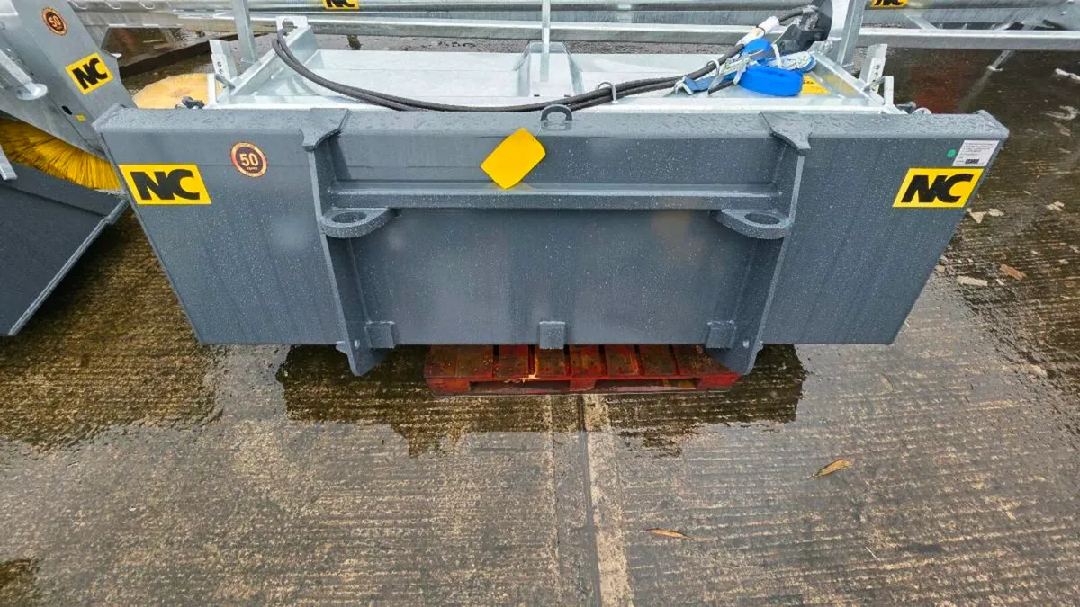 New NC Bucket & Sweeper 7'9' Pin & Cone - Image 3