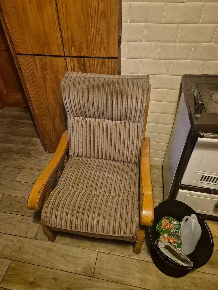 Three  seater sofa and matching chairs - Image 1