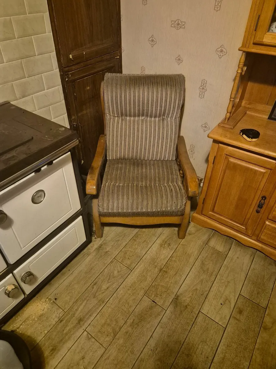 Three  seater sofa and matching chairs - Image 3