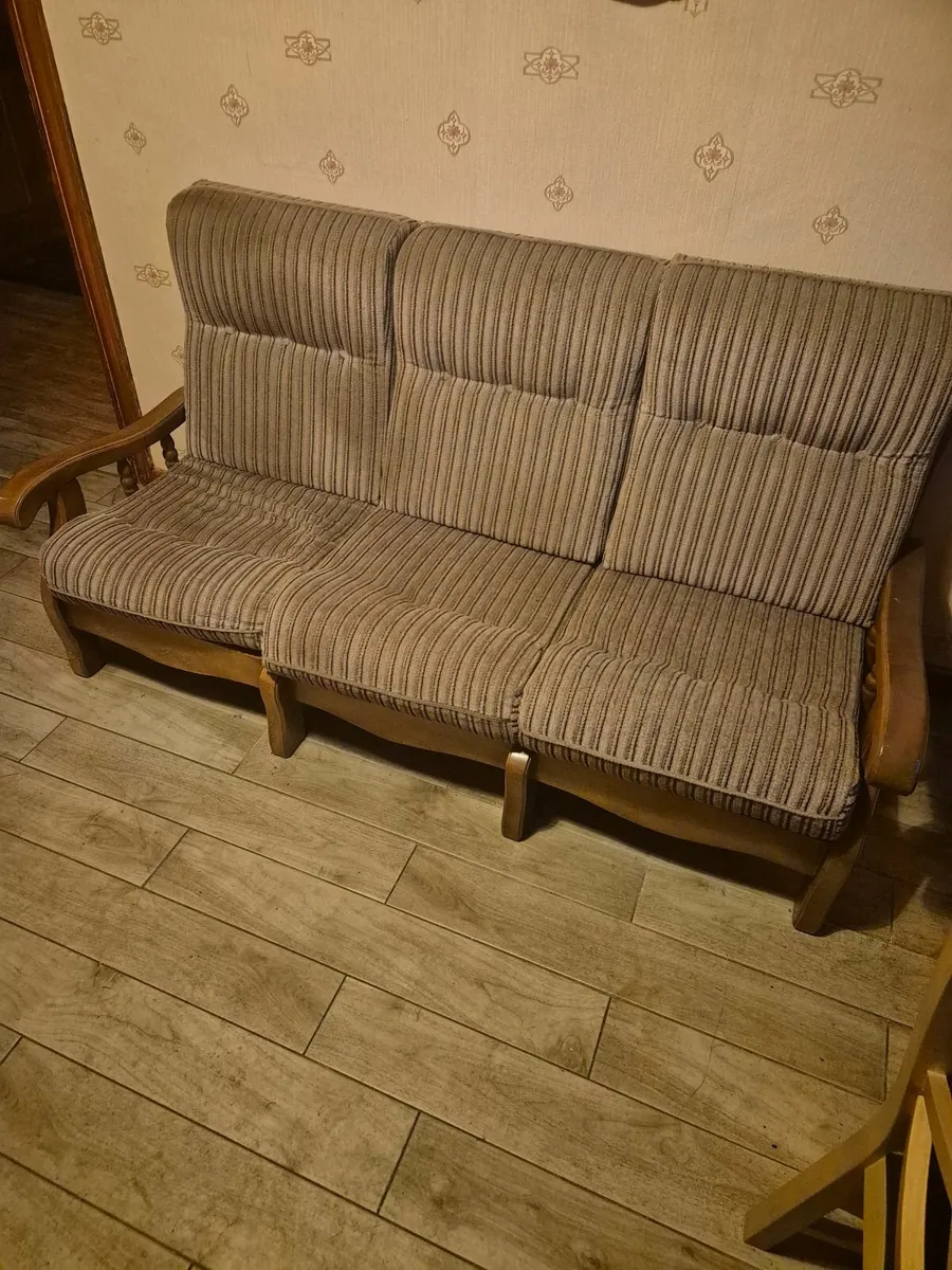 Three  seater sofa and matching chairs - Image 4
