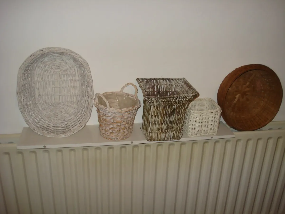 COLLECTION OF 8 WICKER WORK BASKETS. - Image 2