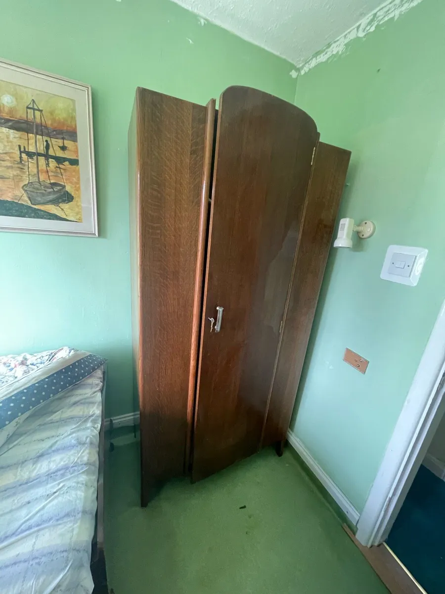 Antique closet - Image 4