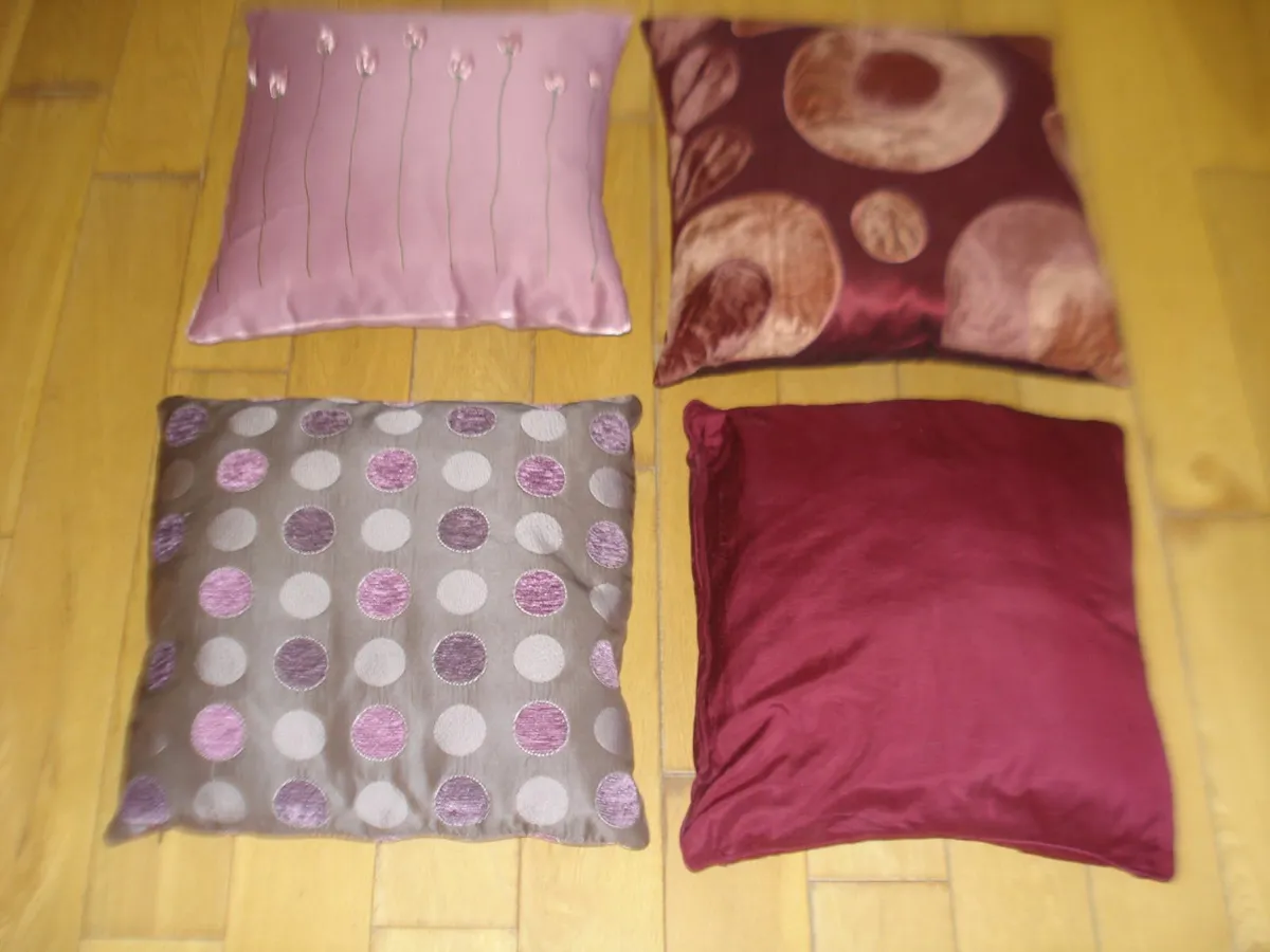 8 ASSORTED STANDARD SIZE CUSHIONS. - Image 1