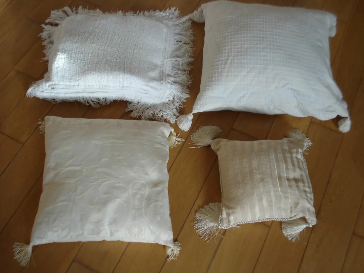 8 ASSORTED STANDARD SIZE CUSHIONS. - Image 3