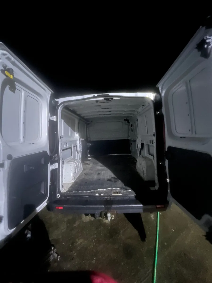 Renault Trafic 2016 - Image 2