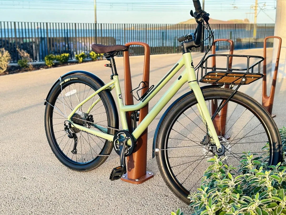 Cannondale Treadwell Hybrid Bike Like Brand New - Image 2