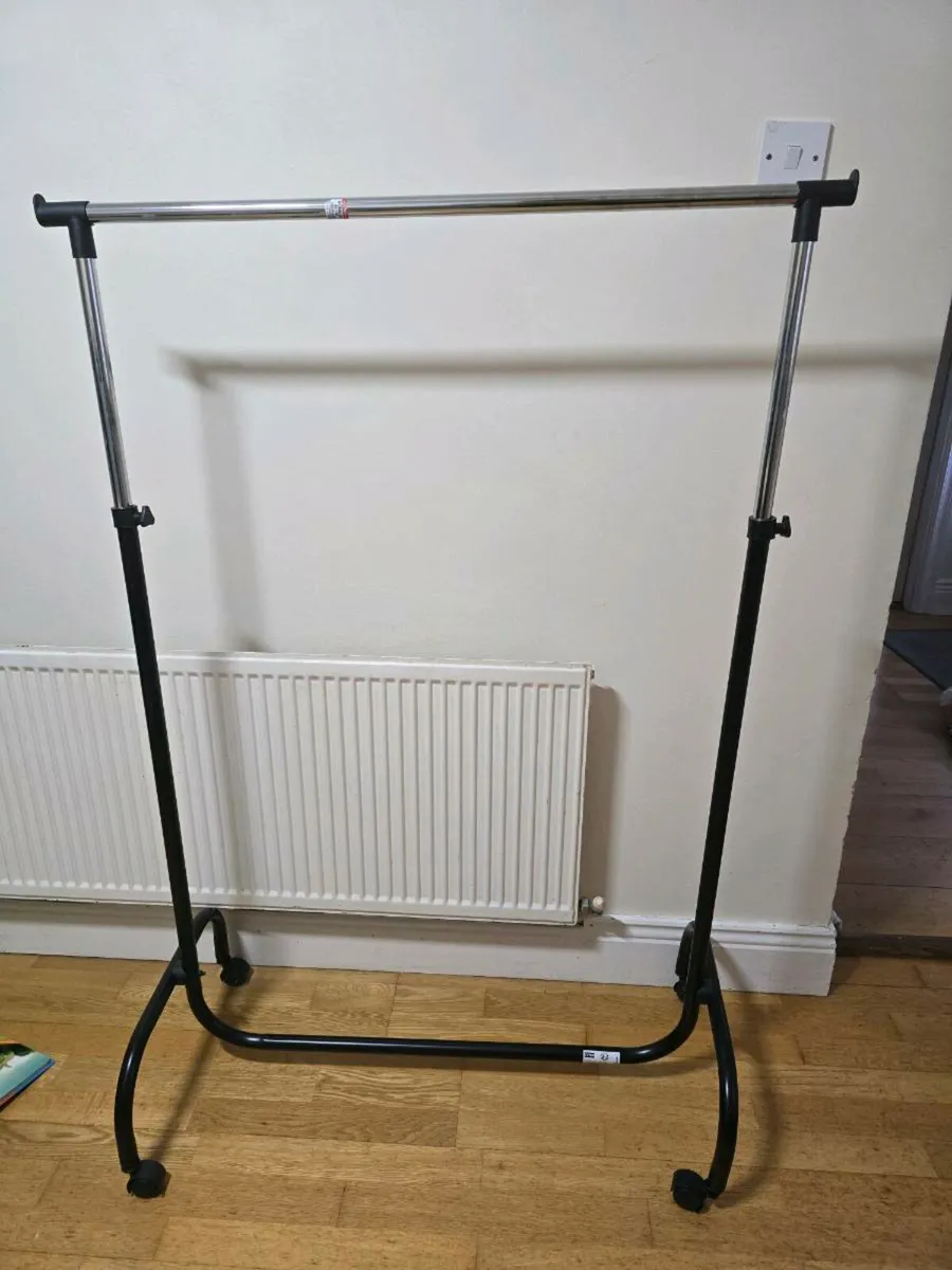 Free cloth hanging stand