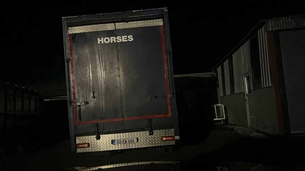 Horse lorry - Image 1