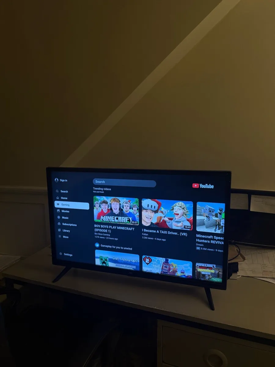 JVC 32 inch smart TV - Image 2