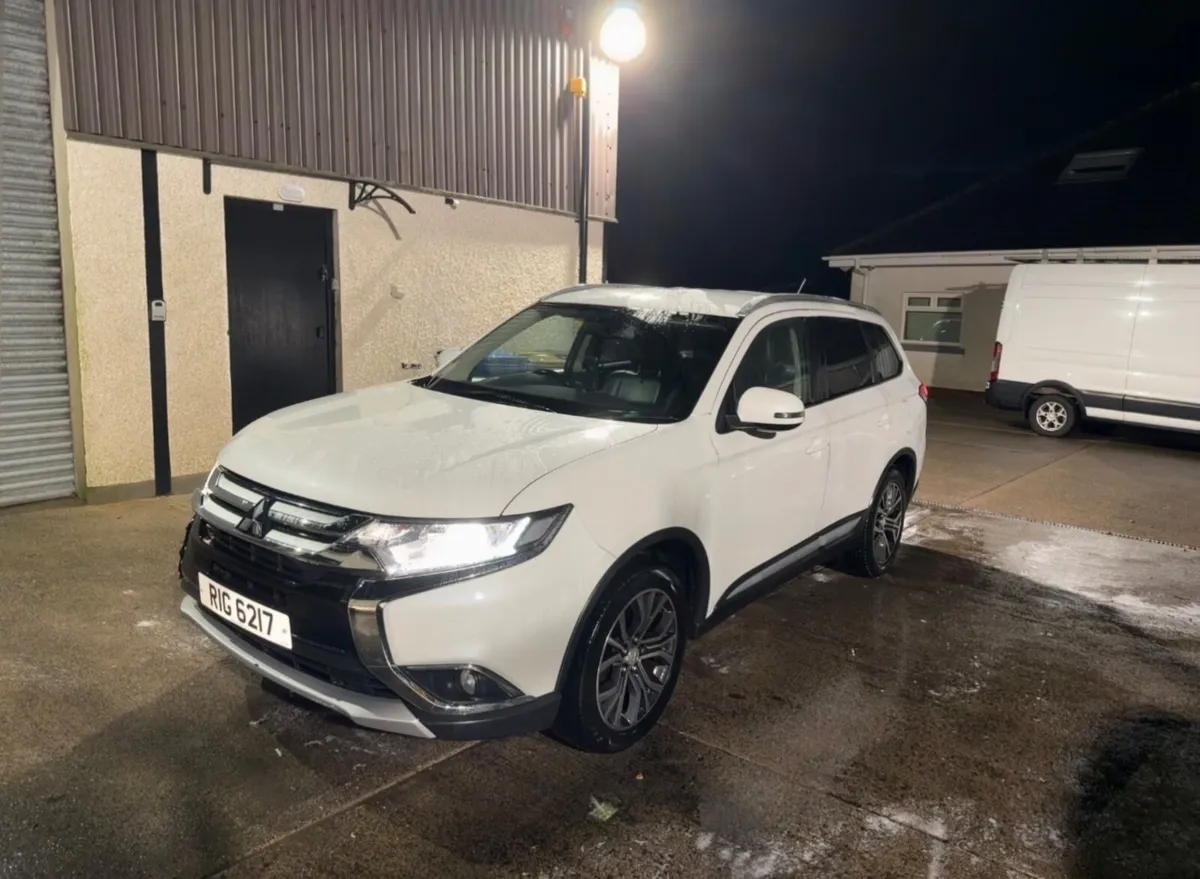 2016 Mitsubishi outlander - Image 1