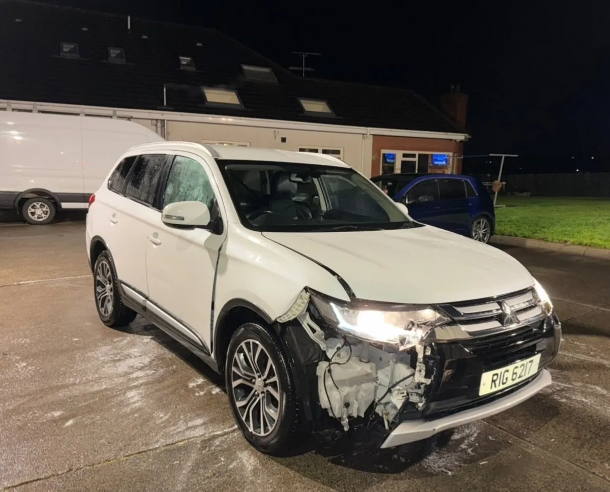 2016 Mitsubishi outlander - Image 2