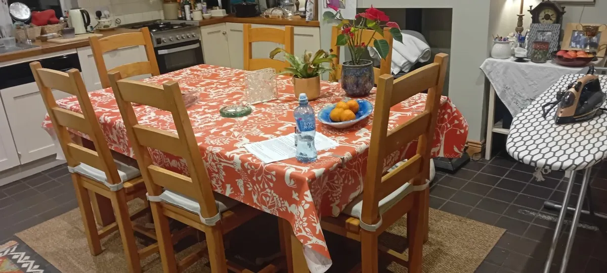 Oak dining table and chairs - Image 1