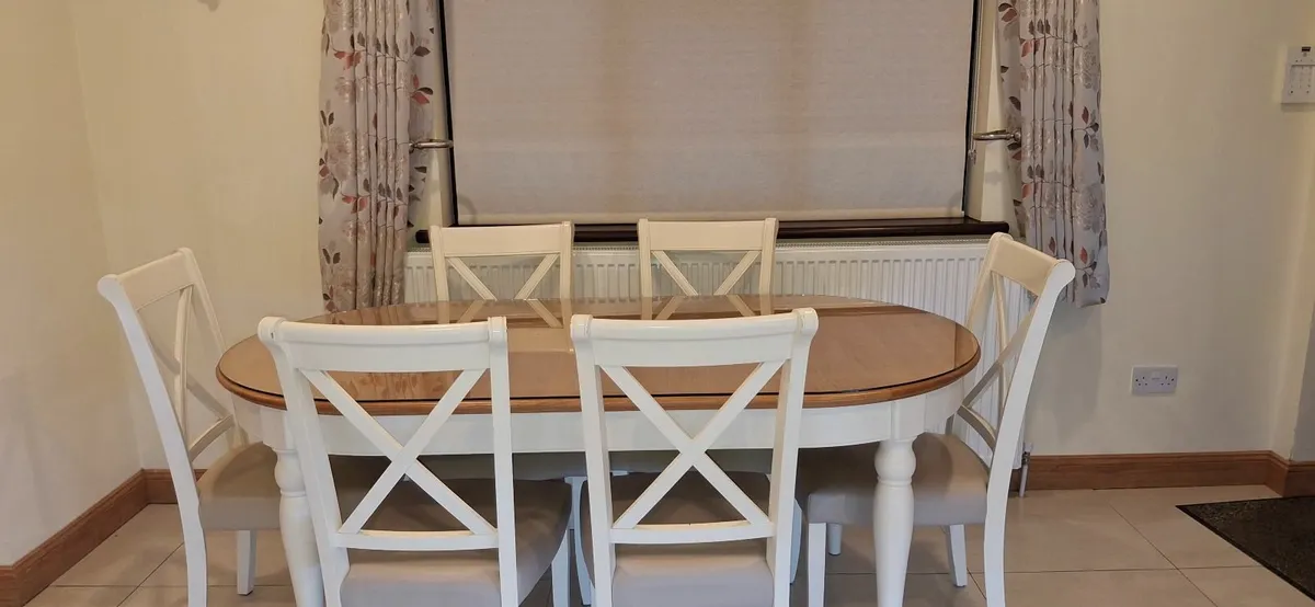 Dining Room Table and 6 Chairs
