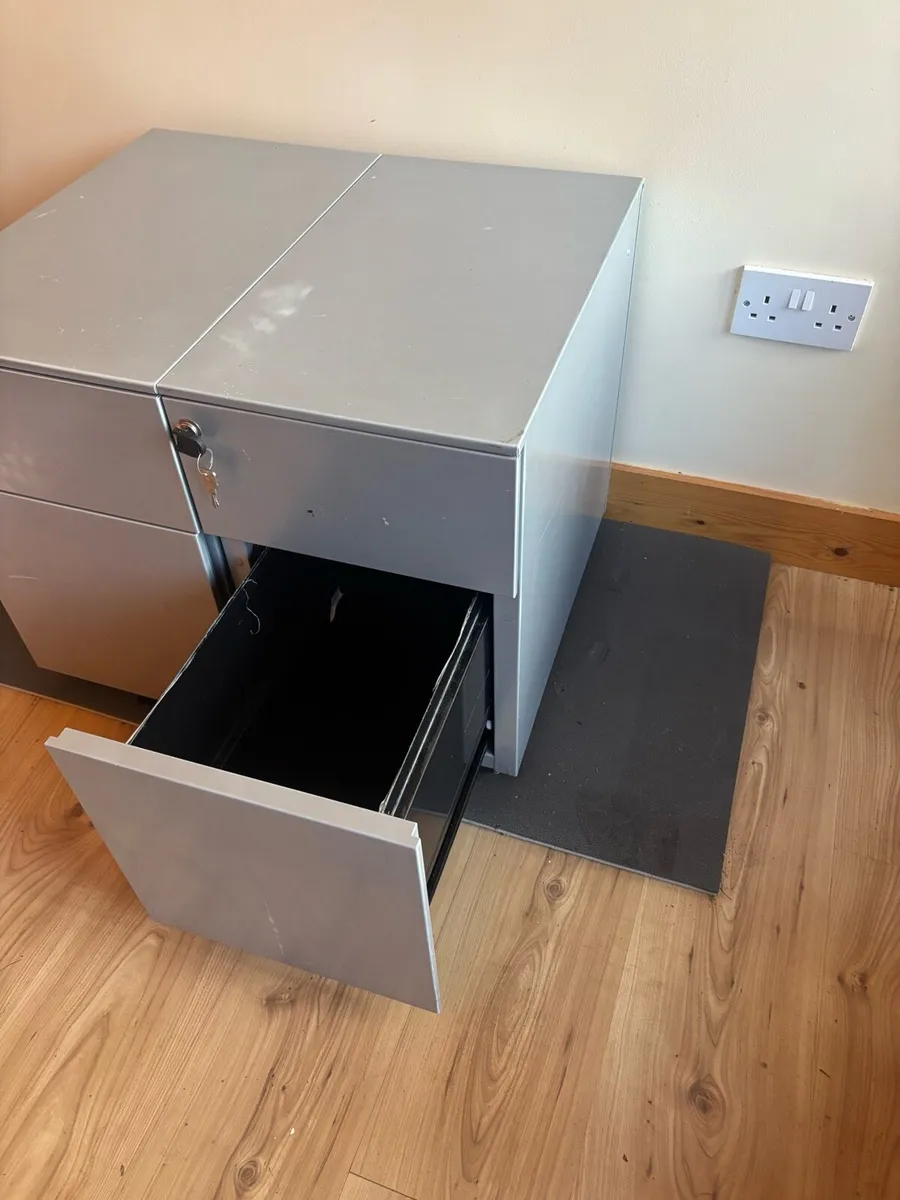 Office pedestals - Image 1