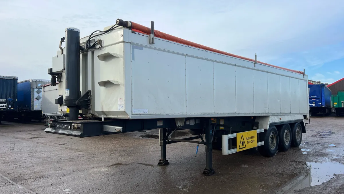 2019 Weightlifter insulated aggregate tipping trai - Image 1