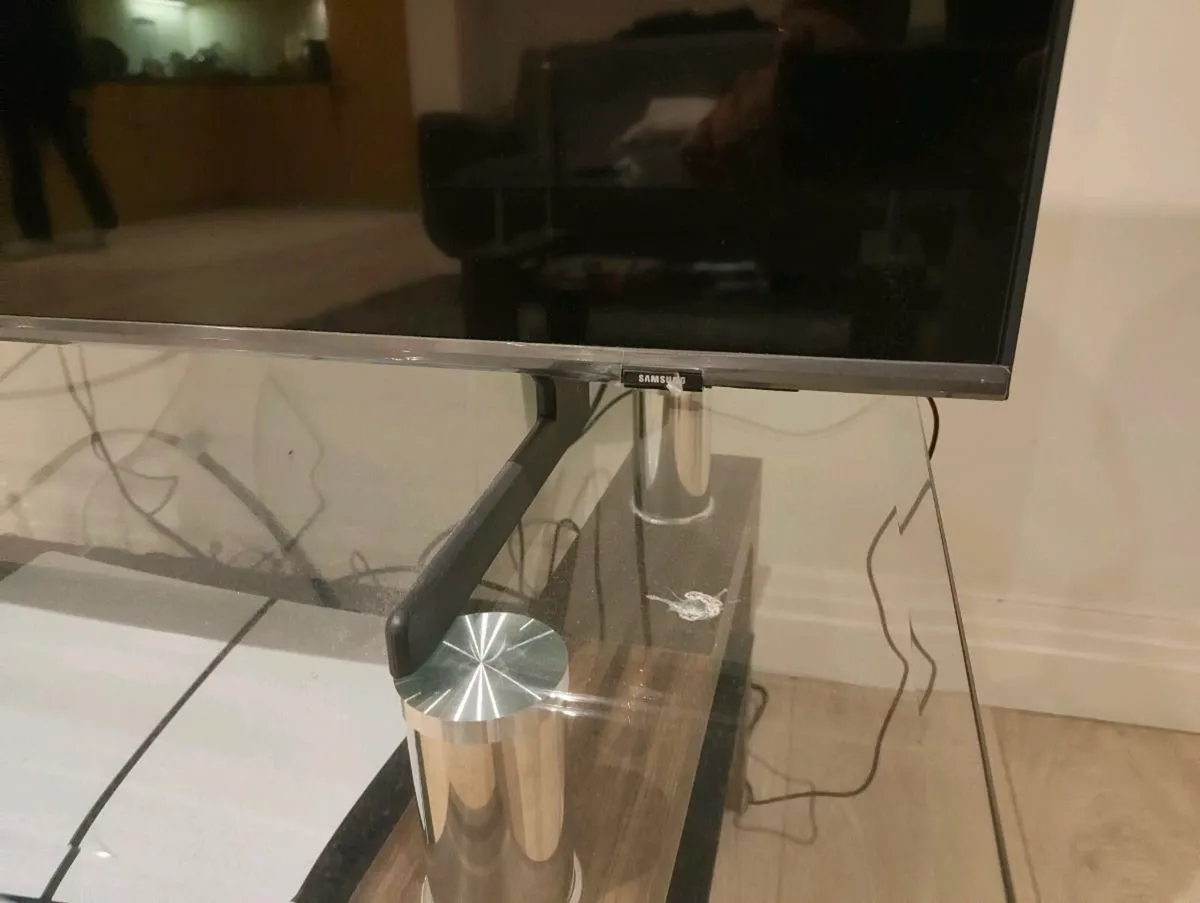 Samsung QLED TV 4k ultra HD 2025 - Image 4