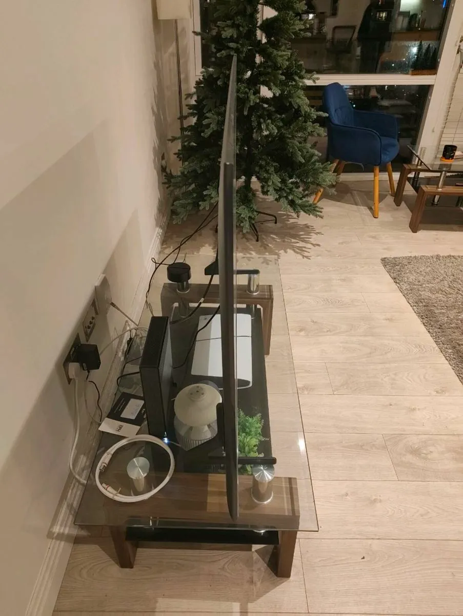 Samsung QLED TV 4k ultra HD 2025 - Image 2