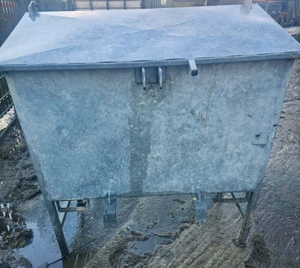 Calf creep feeder - Image 1