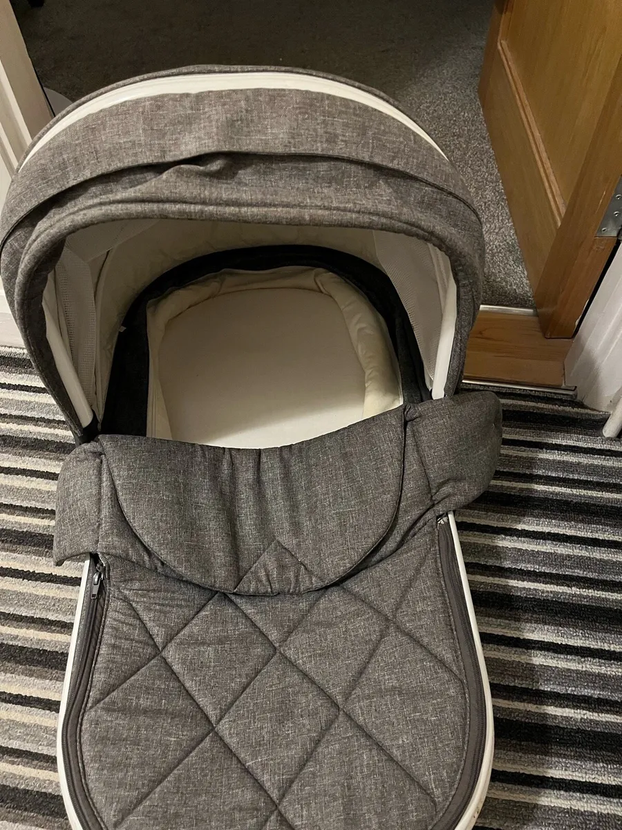 Pram and car seat - Image 1