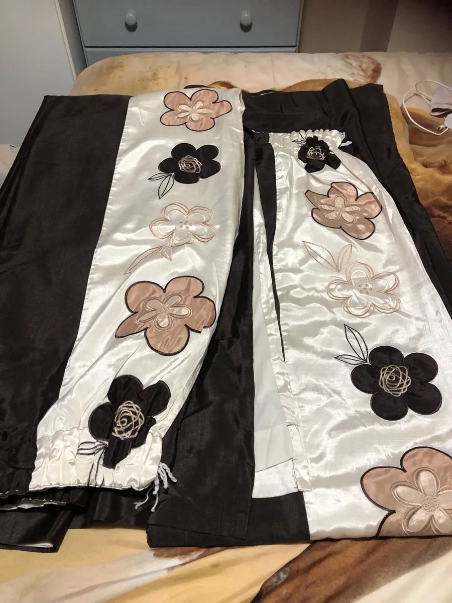 Beautiful curtains 66”x 72” €20 - Image 3