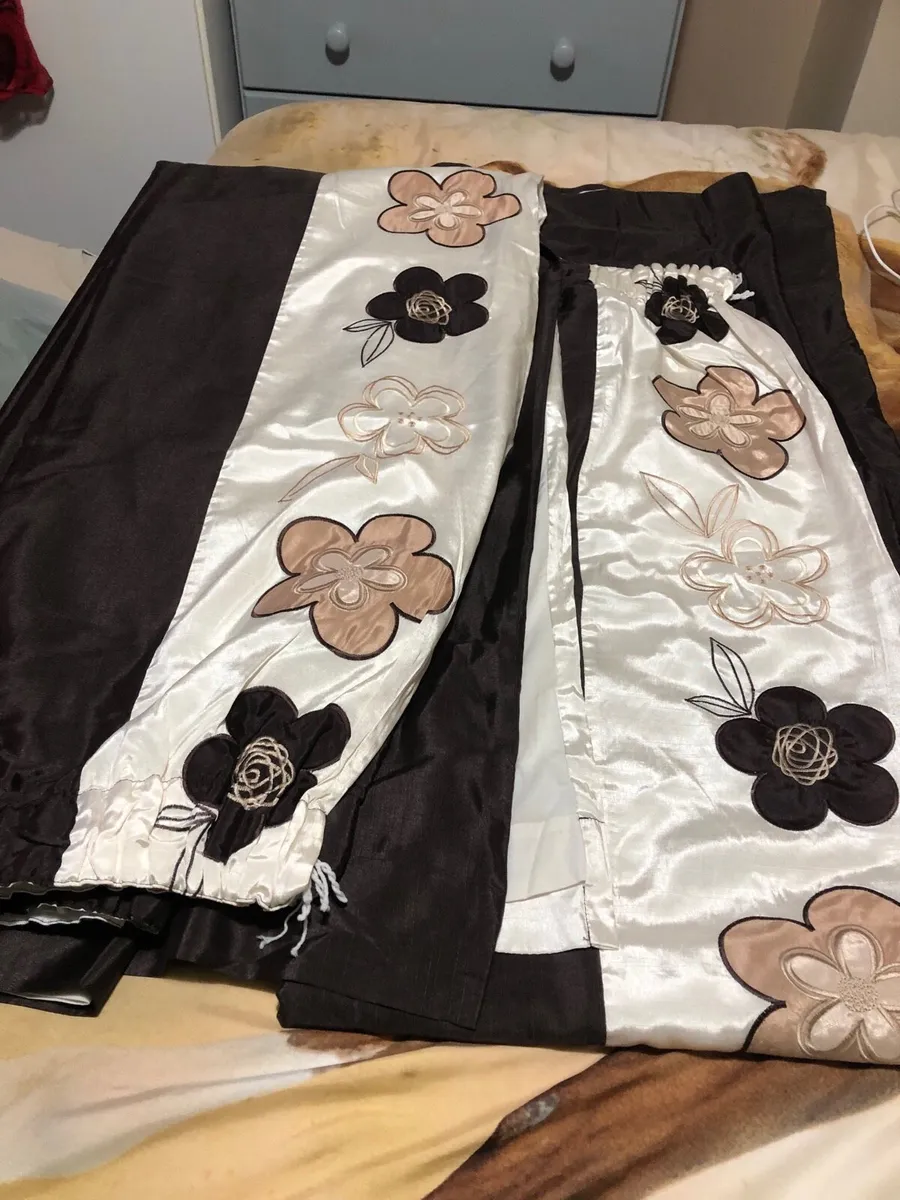 Beautiful curtains 66”x 72” €20 - Image 4