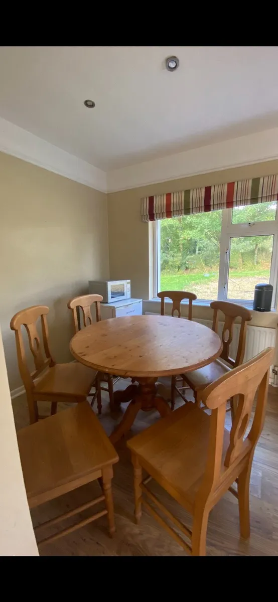 Table and chairs - Image 3