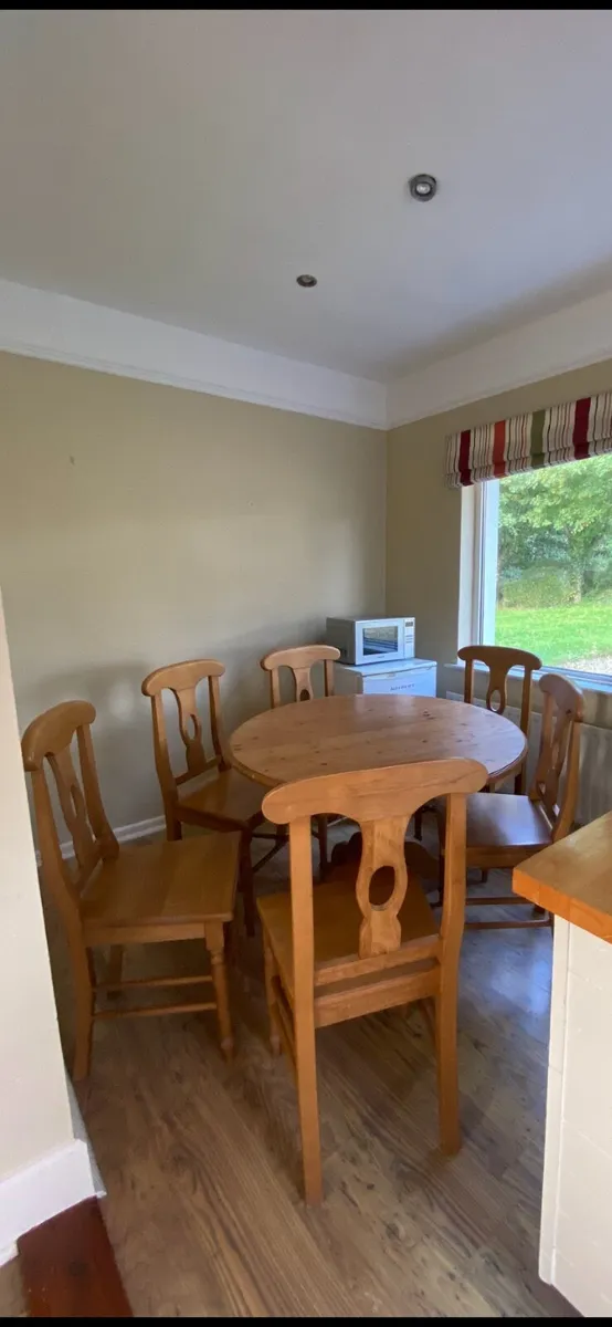 Table and chairs - Image 1