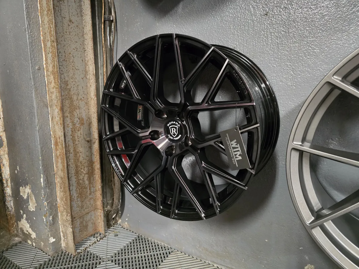 **Special** 19" ROHANA RFX10