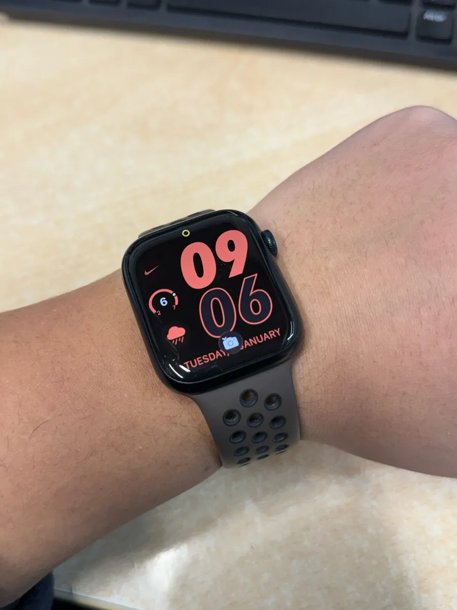 Apple Watch Series 8 45mm - Image 1