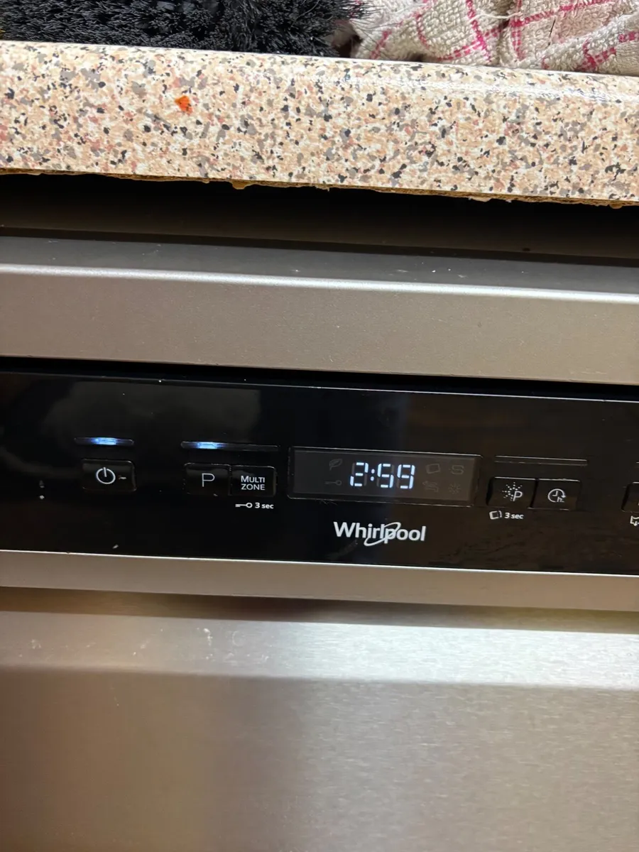 Whirlpool 6th sense freestanding dishwasher - Image 1