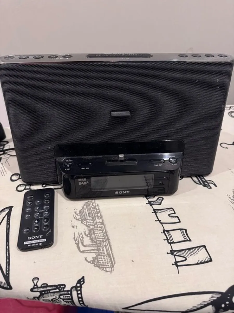 iPhone nightstand with radio and alarm - Image 3