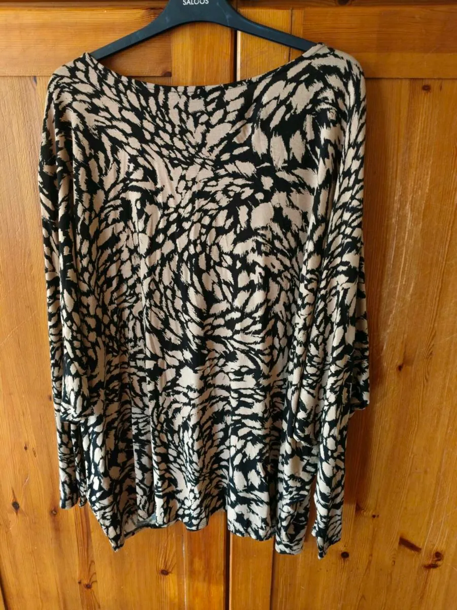 Ladies New look Curves Top, new with tags . Brown - Image 2