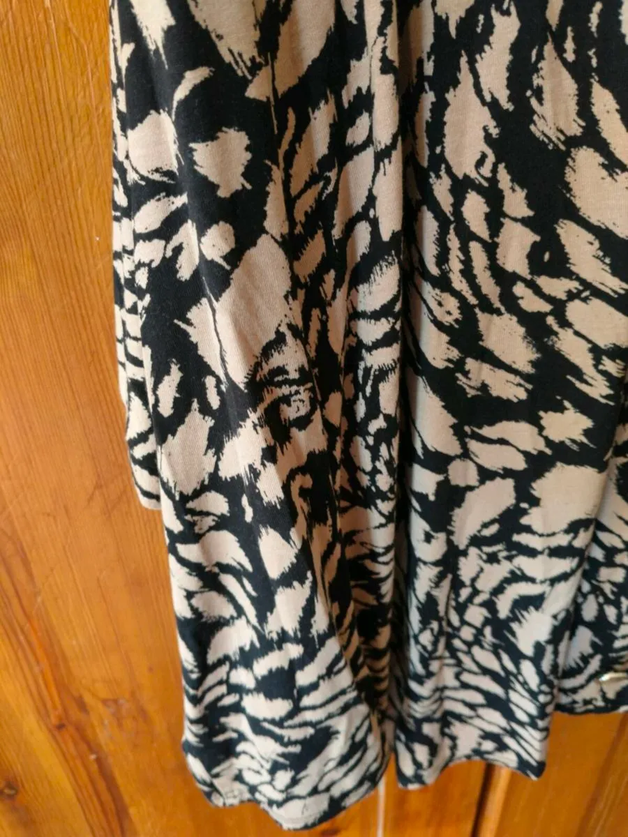 Ladies New look Curves Top, new with tags . Brown - Image 3