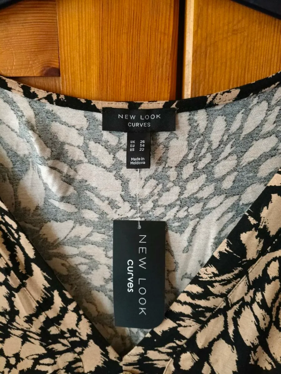 Ladies New look Curves Top, new with tags . Brown - Image 4