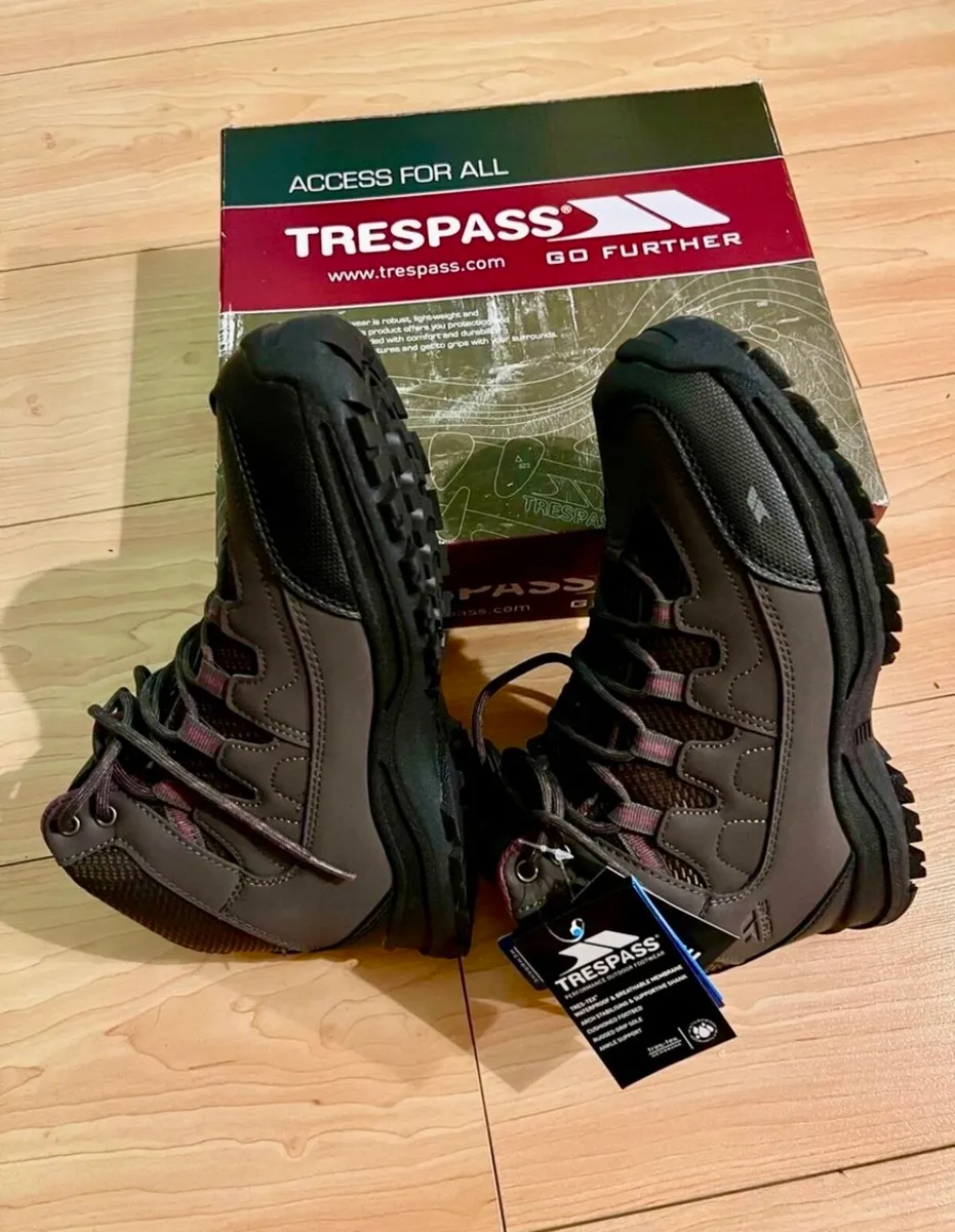 Hiking boots - Image 2