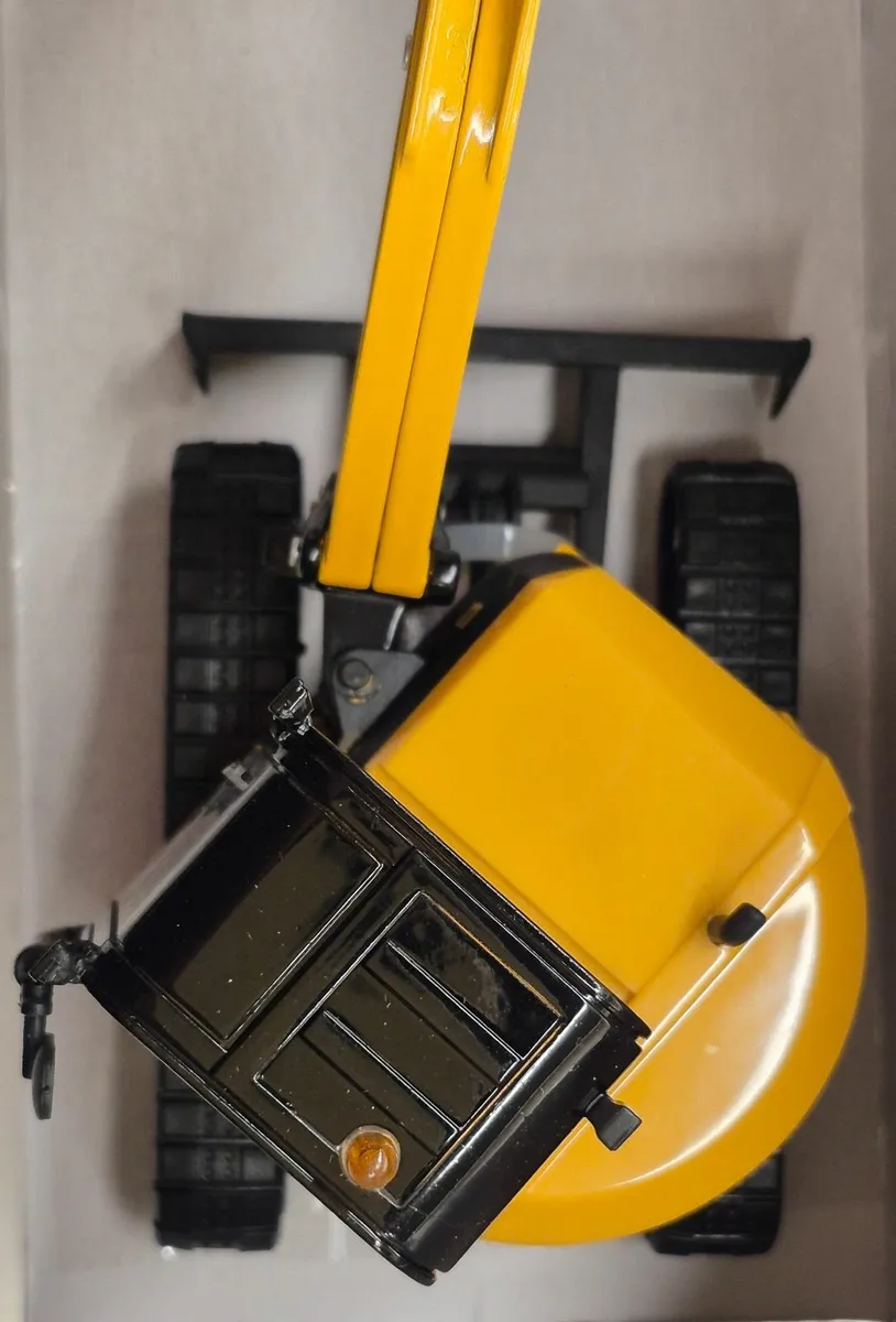 Britains JCB 86C-1 Midi Excavator Model - Image 4