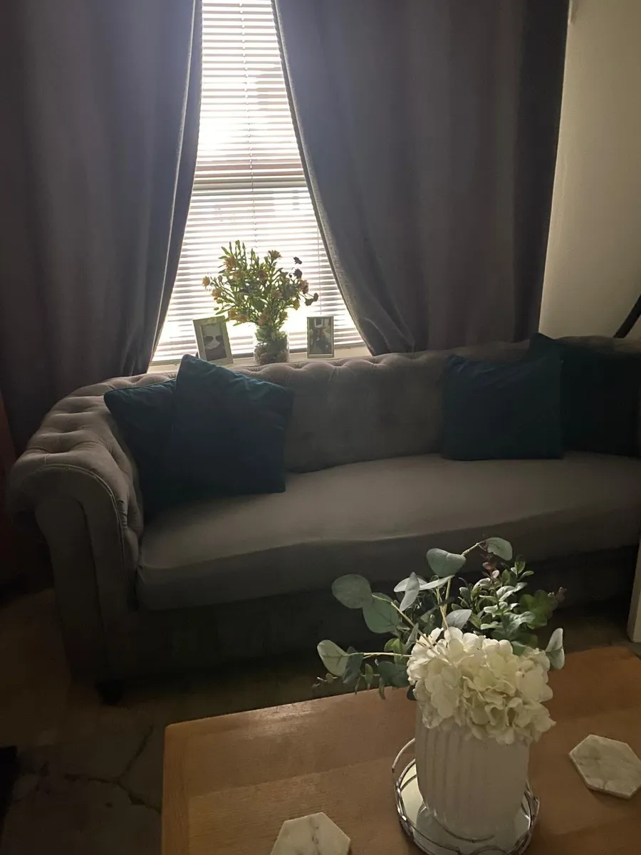 3 seater chesterfield sofa - Image 1